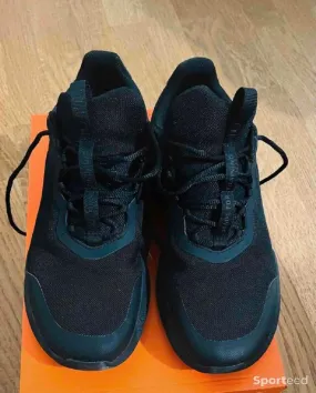 Chaussures training  neuf Ajouté le : 31/08/2023
